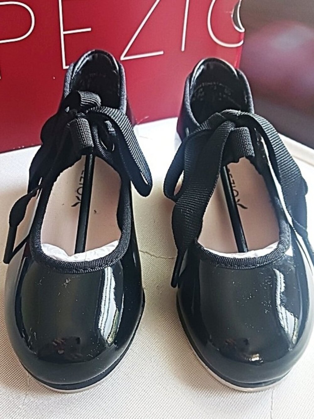 Girl's Cappezio Tap Shoes sz: 8  NEW IN BOX